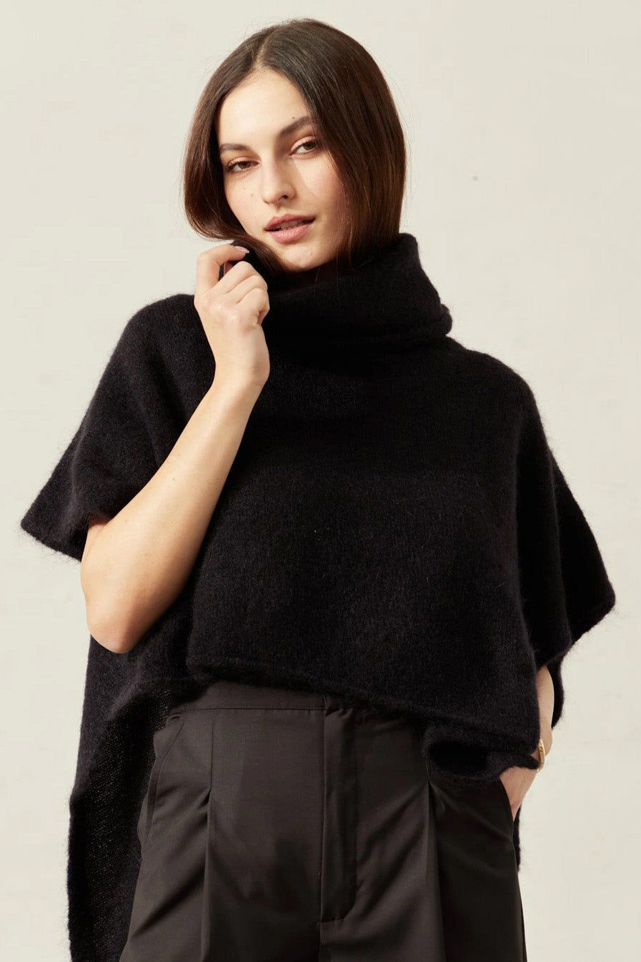 Bella Poncho Black