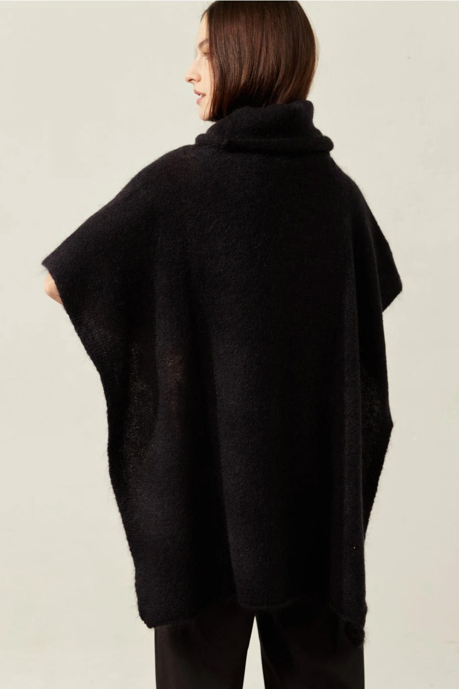 Bella Poncho Black