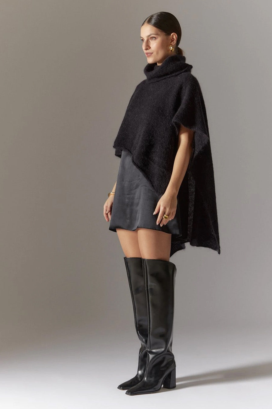 Bella Poncho Black