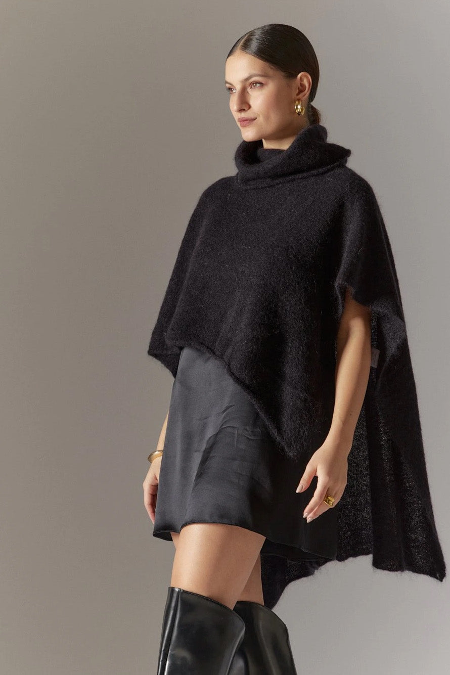 Bella Poncho Black