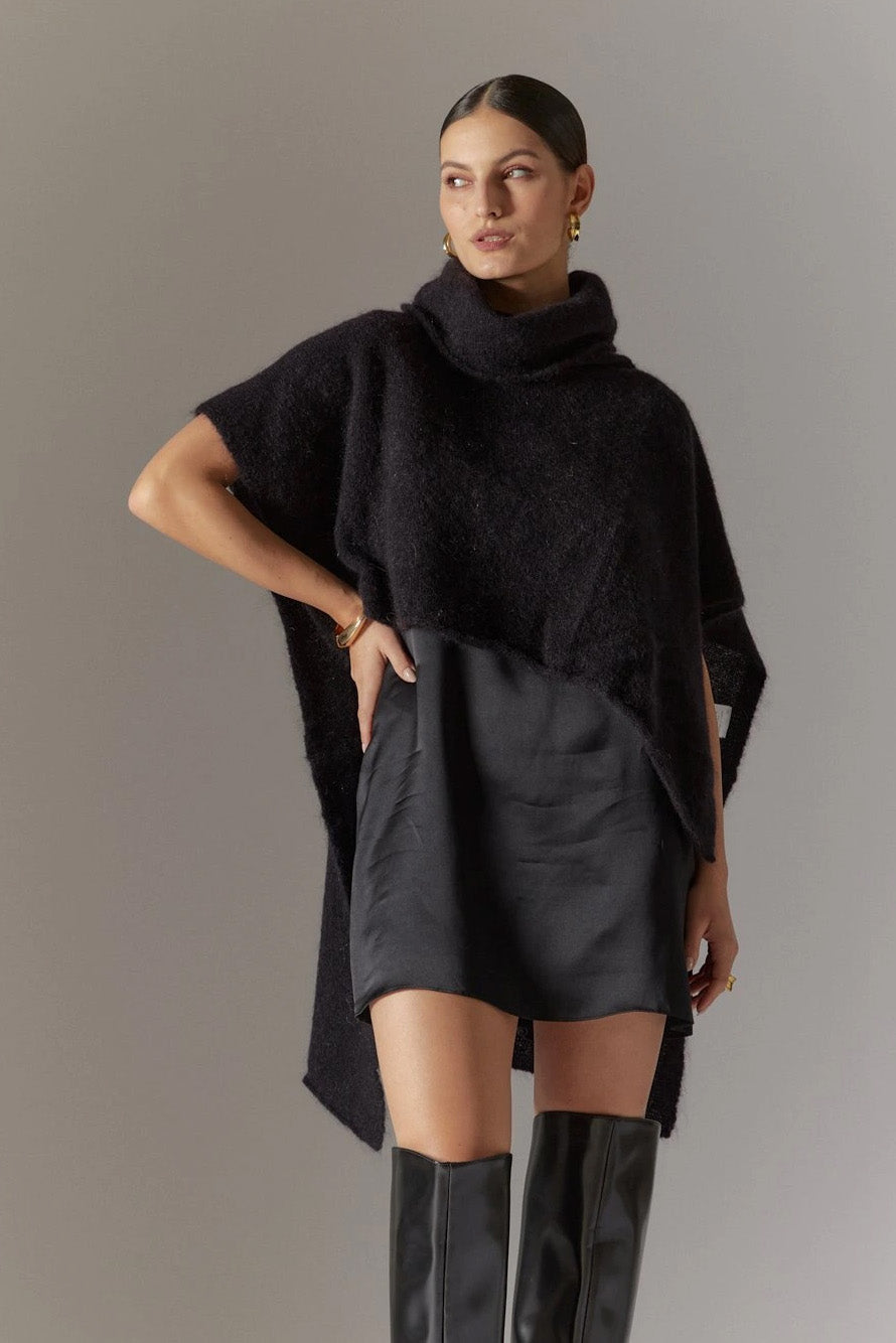 Bella Poncho Black