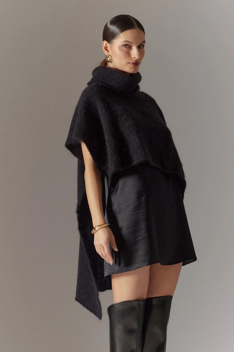 Bella Poncho Black