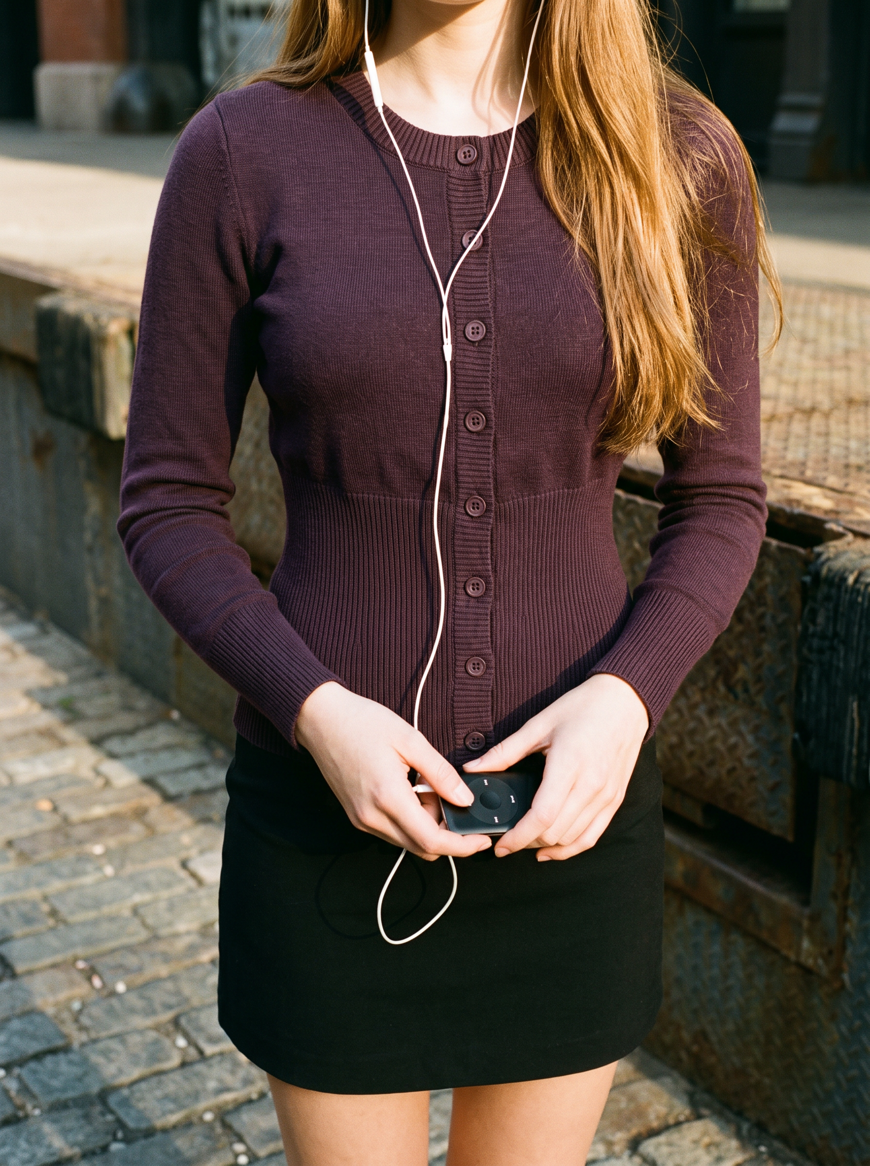 Camilla Cardigan Aubergine – close-up