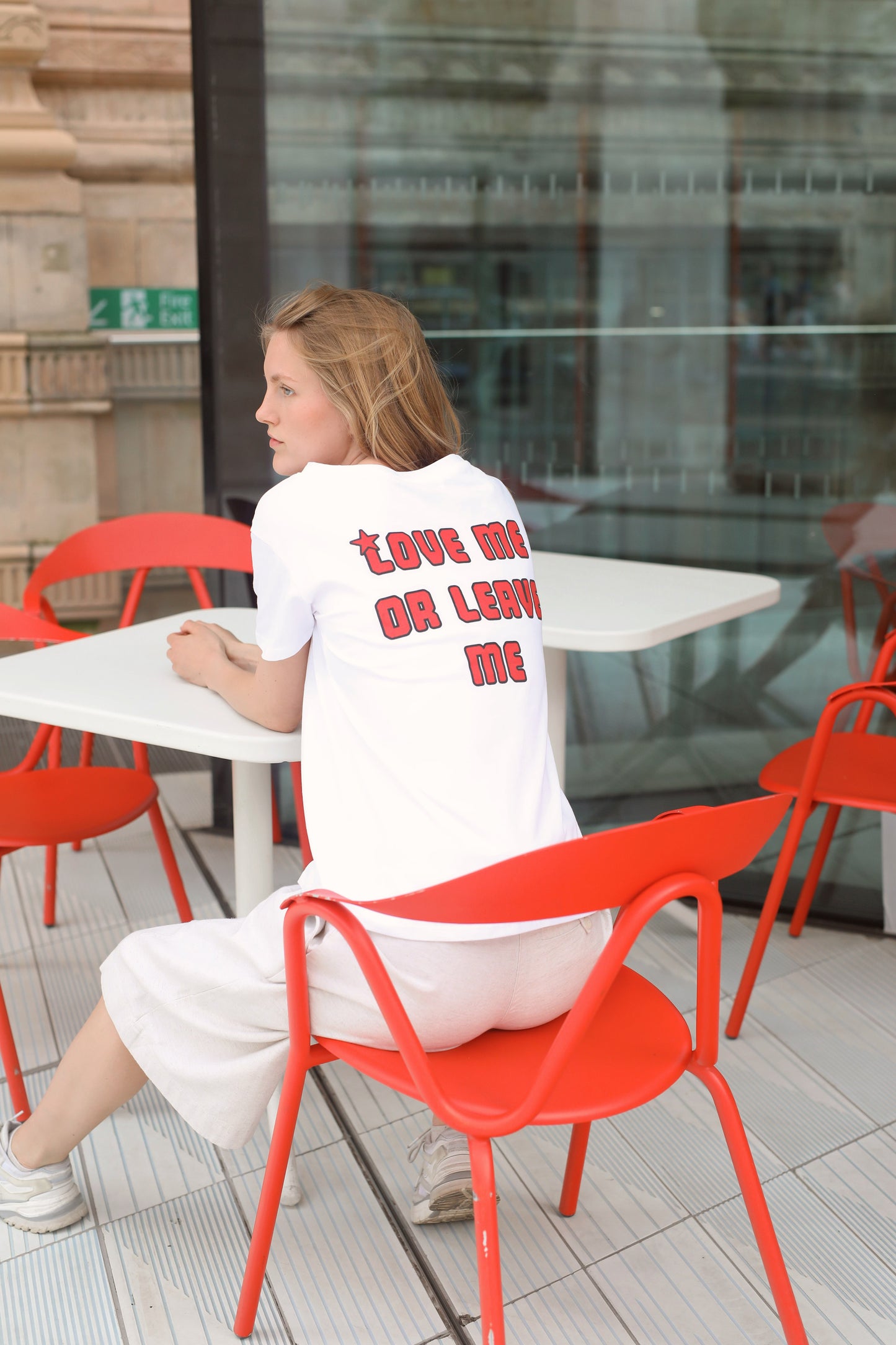 T-shirt White Love Me or Leave Me Back Red Letters